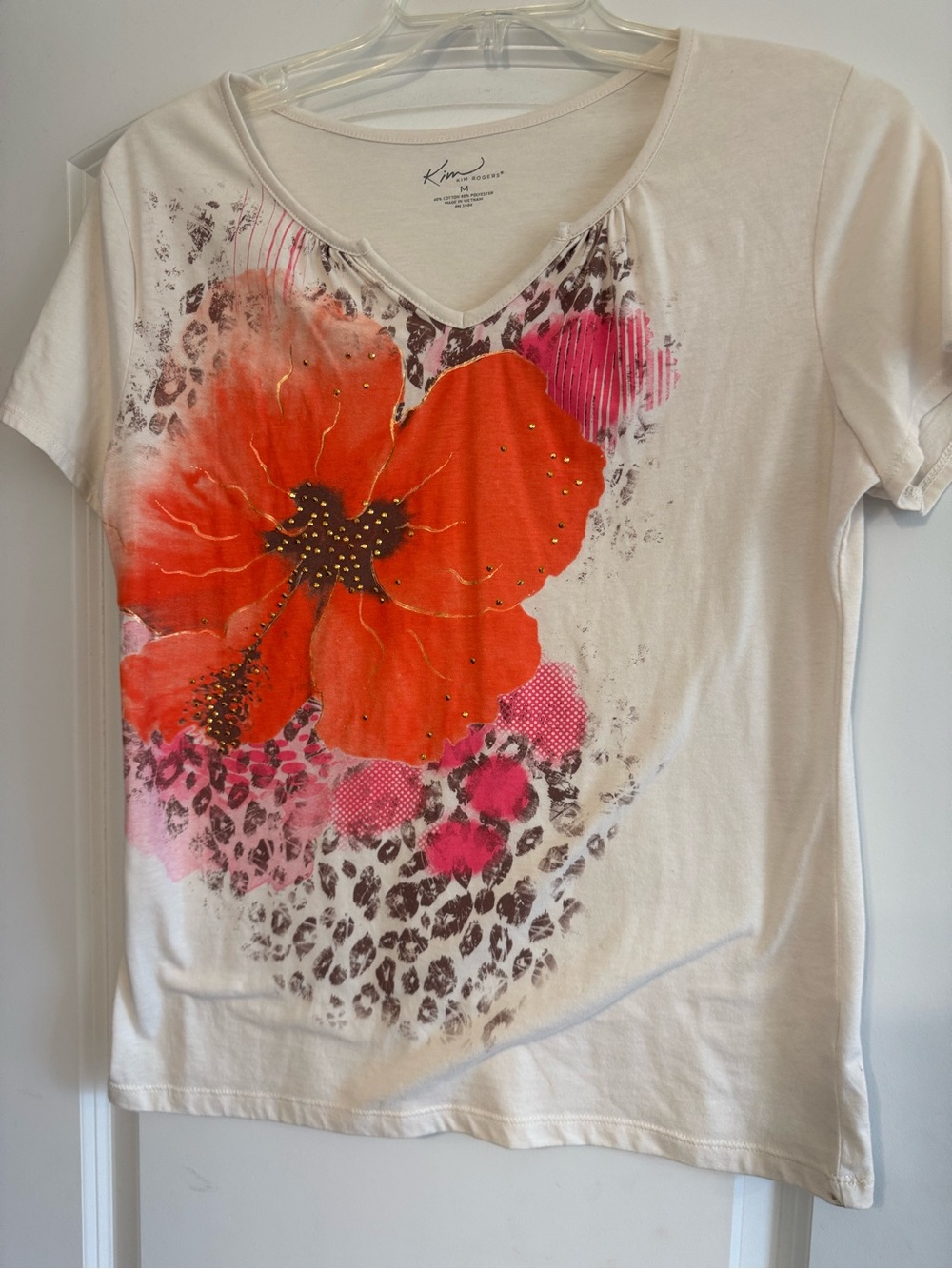 2000’s Hawaii flower cheetah print White V-Neck Tee with beaded Accents